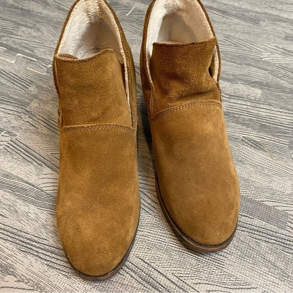 BEARPAW Onyx Suede Block Heel Ankle Boots - Picture 12 of 14